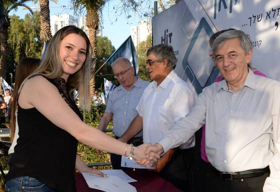 פרופ' יעקובוב מעניק תעודה לליאת מוראיטי